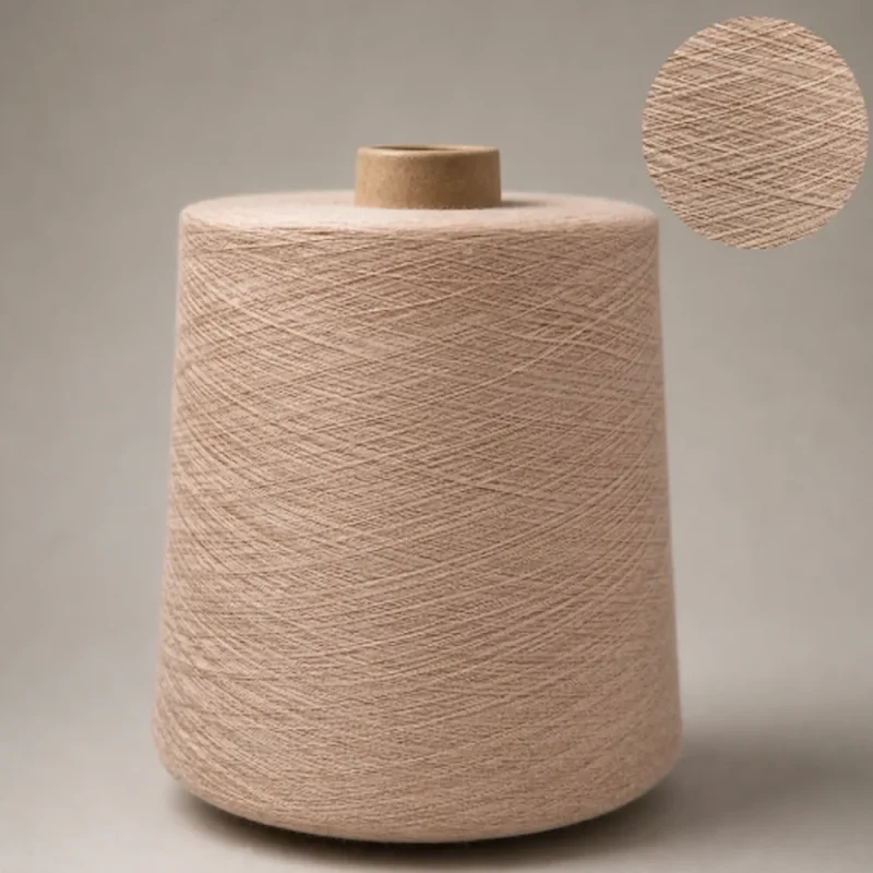 Cone sợi cotton màu be nhạt Cone sợi cotton chải kỹ C32S/1 màu be nhạt với ảnh cận bề mặt sợi
