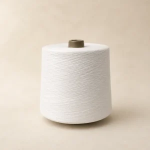 Cone sợi cotton màu trắng Cone sợi cotton chải kỹ Ne 8S/1 màu trắng đặt trên nền be