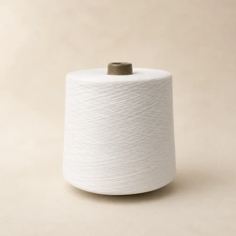 Cone sợi cotton màu trắng Cone sợi cotton chải kỹ Ne 8S/1 màu trắng đặt trên nền be