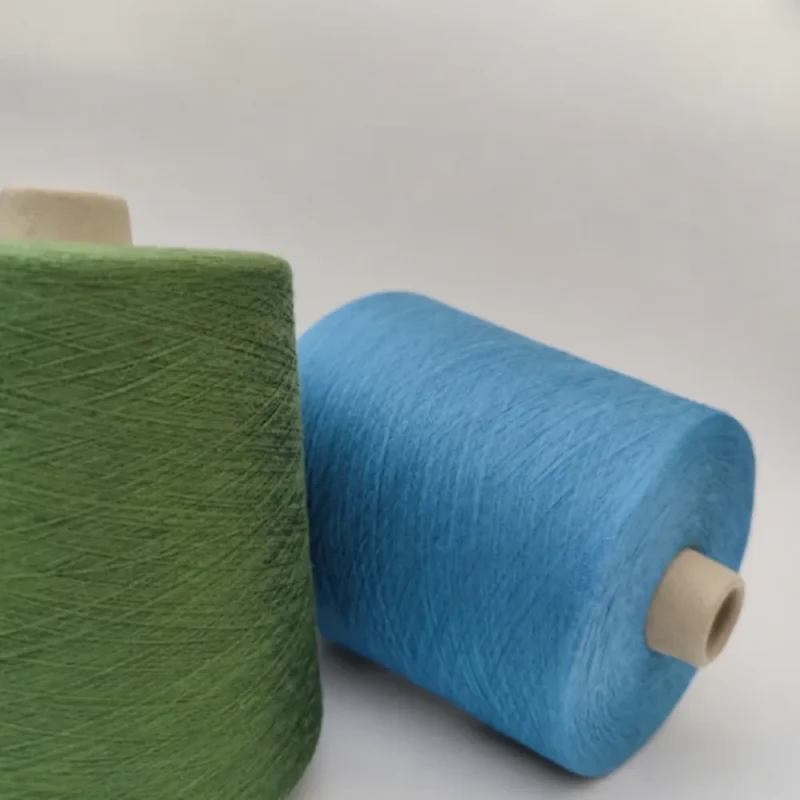 Cone sợi cotton nhuộm màu xanh lá và xanh lam Hai cone sợi cotton nhuộm màu xanh lá và xanh lam dùng cho dệt kim và dệt thoi