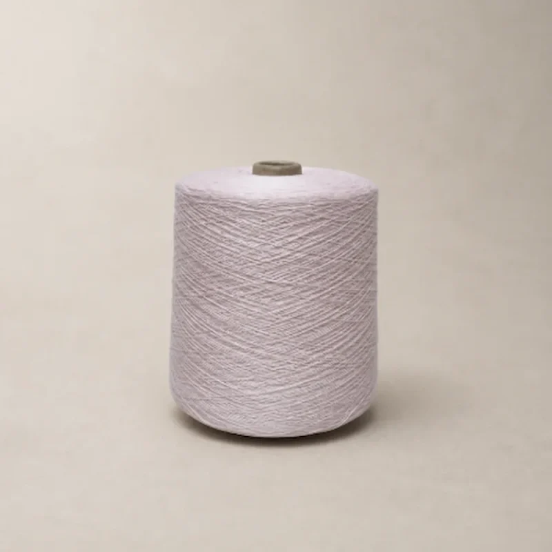 Cone sợi cotton xoắn cao nhuộm màu hồng nhạt trên nền trung tính