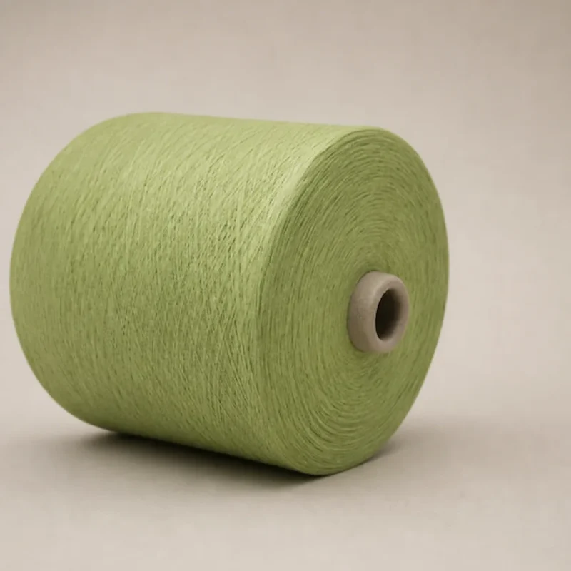 Cuộn sợi cotton màu xanh lá nhạt Cuộn sợi cotton chải kỹ nhuộm màu xanh lá nhạt đặt nằm ngang