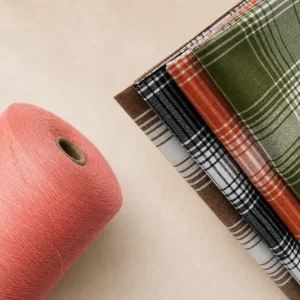 Cuộn sợi hồng cạnh vải kẻ ô Cuộn sợi cotton nhuộm màu hồng cạnh các lớp vải kẻ ô