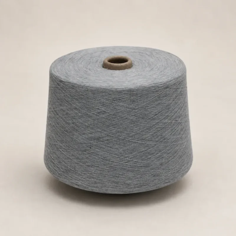 Cuộn sợi melange cotton ring spun màu xám Cuộn sợi melange cotton ring spun màu xám đặt đứng trên nền sáng