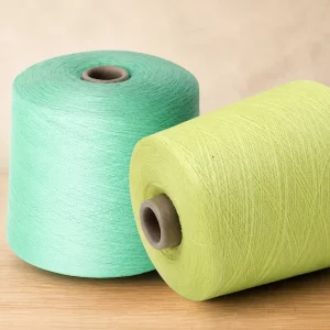 Cuộn sợi xanh bạc hà và vàng nhạt Hai cuộn sợi cotton nhuộm màu xanh bạc hà và vàng nhạt