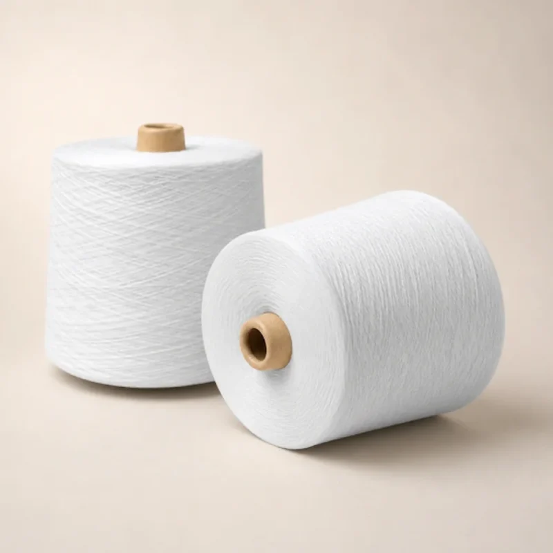 Hai cuộn sợi cotton 100% chải kỹ màu trắng đặt đứng và nằm ngang