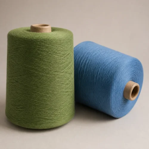 Hai cuộn sợi cotton xanh lá và xanh dương Hai cuộn sợi cotton chải kỹ nhuộm màu xanh lá và xanh dương