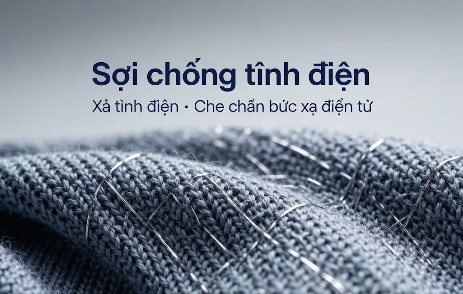 Vải dệt kim tông xám xanh với các sợi kim loại mảnh tạo lưới dẫn điện trên bề mặt