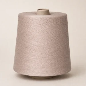 Sợi Cotton Compact Màu Hồng Phấn Nhạt Cuộn sợi cotton compact màu hồng phấn nhạt đặt thẳng đứng