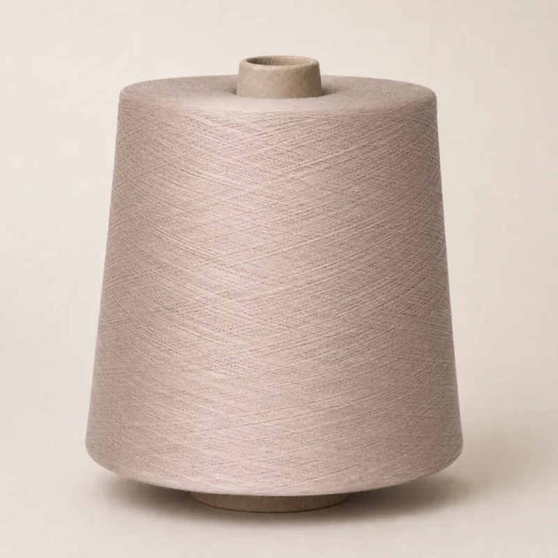 Sợi Cotton Compact Màu Hồng Phấn Nhạt Cuộn sợi cotton compact màu hồng phấn nhạt đặt thẳng đứng