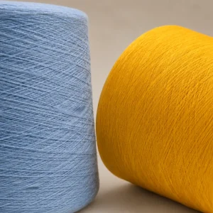 Sợi Cotton Mercerized JC60S2 Màu Xanh Nhạt Và Vàng Sợi cotton mercerized JC60S/2 màu xanh nhạt và vàng, bề mặt sợi rõ, dùng cho dệt kim và dệt thoi