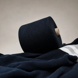 Sợi Cotton Nhuộm Đen 40S1 Ring Spun Cone sợi cotton nhuộm đen 40S/1 đặt trên vải màu đen