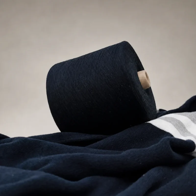 Sợi Cotton Nhuộm Đen 40S1 Ring Spun Cone sợi cotton nhuộm đen 40S/1 đặt trên vải màu đen