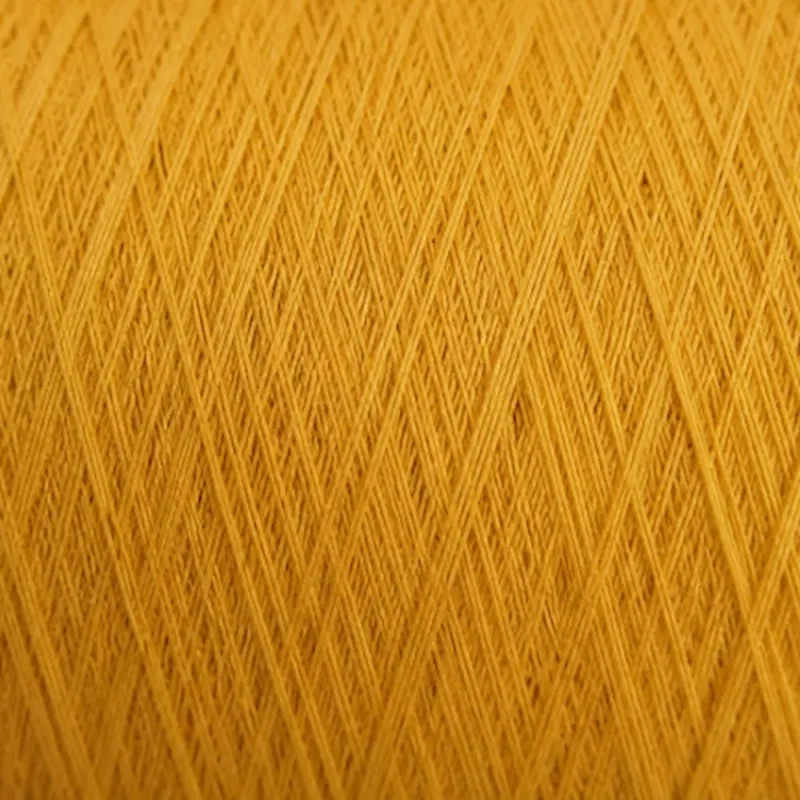 Sợi cotton 32/1 chải kỹ Ring Spun màu vàng – chi tiết bề mặt Chi tiết sợi cotton 32/1 chải kỹ Ring Spun màu vàng trên cone