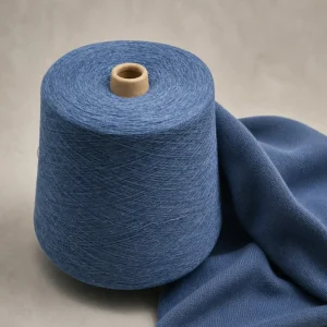 Sợi cotton melange 100% và vải dệt tất Sợi cotton melange 100% đặt cạnh vải dệt màu xanh dùng cho tất