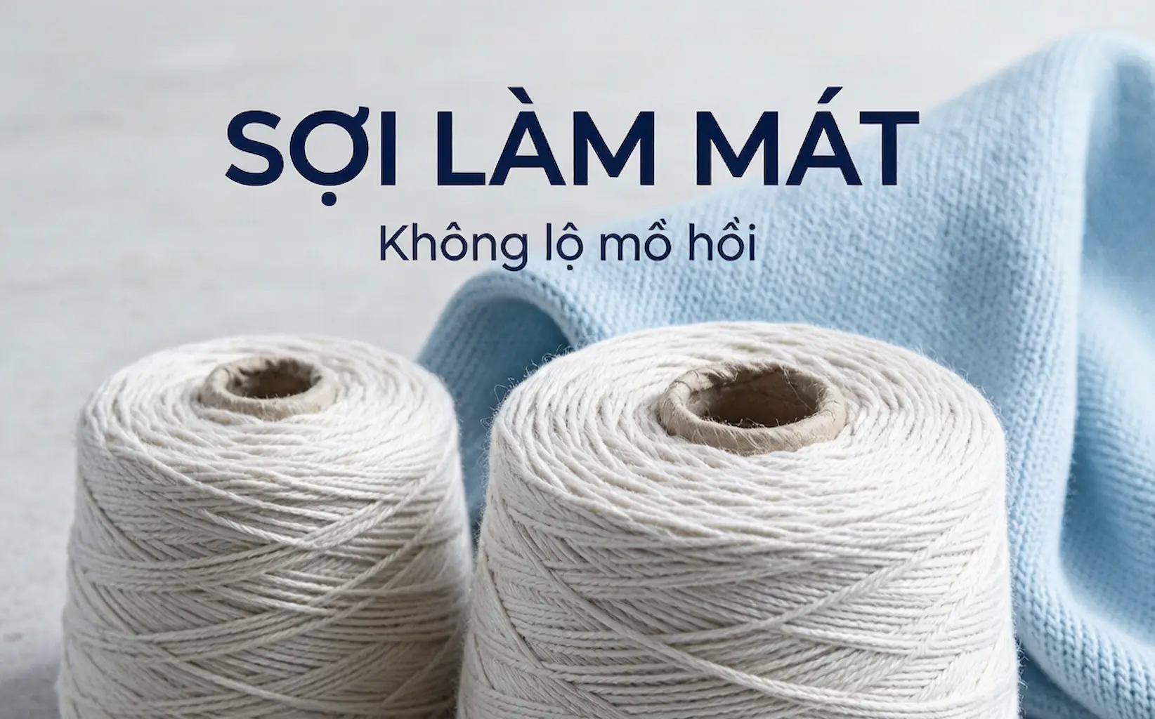 Bốn cuộn sợi làm mát màu trắng, xanh nhạt, mint và xám nhạt trên nền đá sáng, cạnh tấm vải dệt kim mỏng xanh nhạt có mũi kim rõ, thể hiện cảm giác mát, khô và sạch.