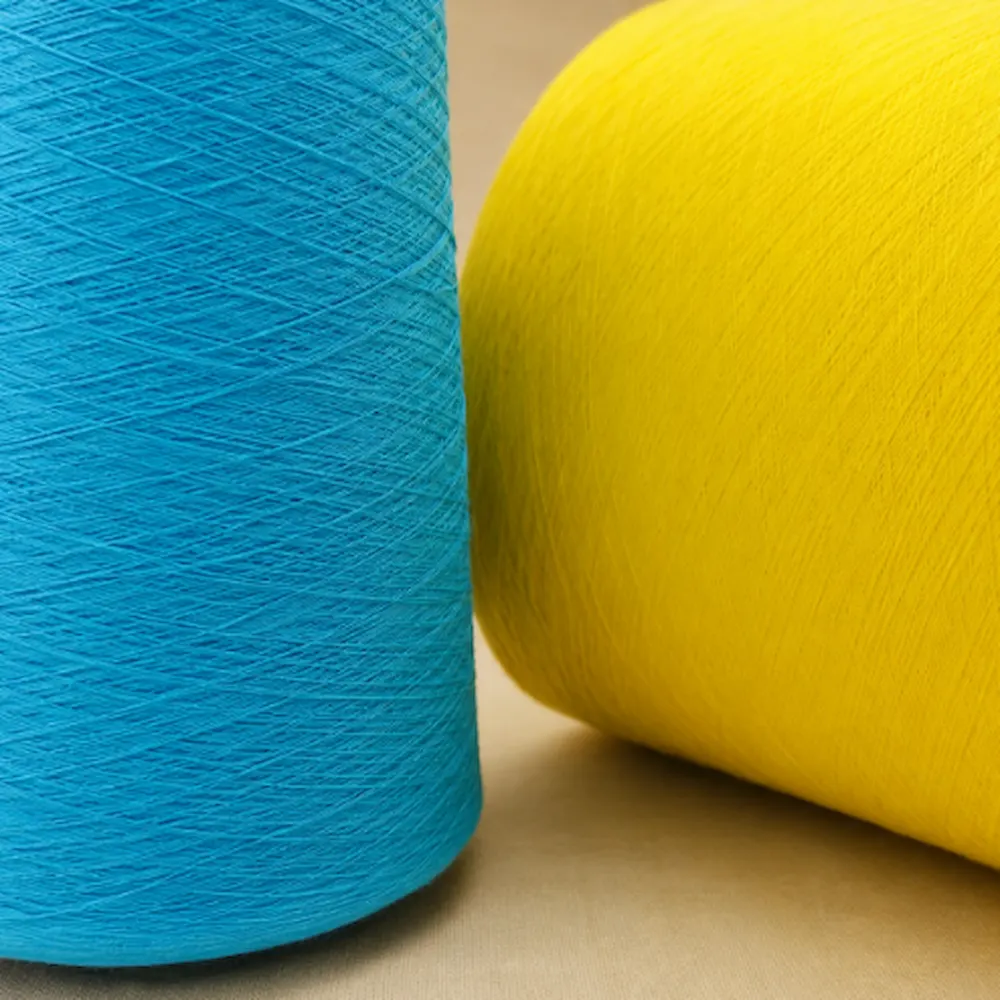 Sợi cotton chải kỹ màu xanh và vàng quấn cone cho máy dệt tất