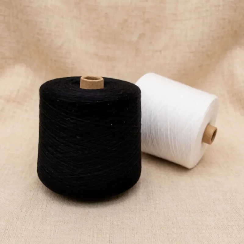 Sợi cotton chải thô 32/1 màu đen so với sợi trắng, hai côn cạnh nhau