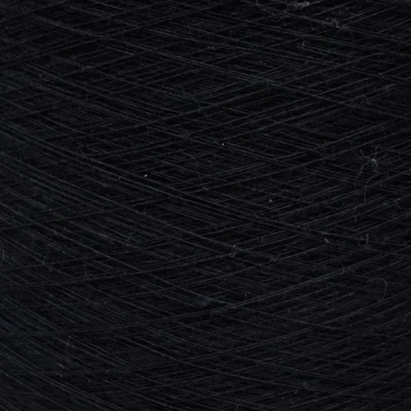 Sợi cotton chải thô 32/1 màu đen, cận cảnh bề mặt sợi