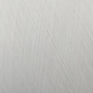 Cận cảnh sợi cotton 100% chải kỹ Ring Spun màu trắng trên ống sợi