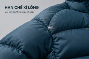 Chống thoát lông trên áo lông vũ: lông trắng nhô ra ở đường chần của áo màu xanh.