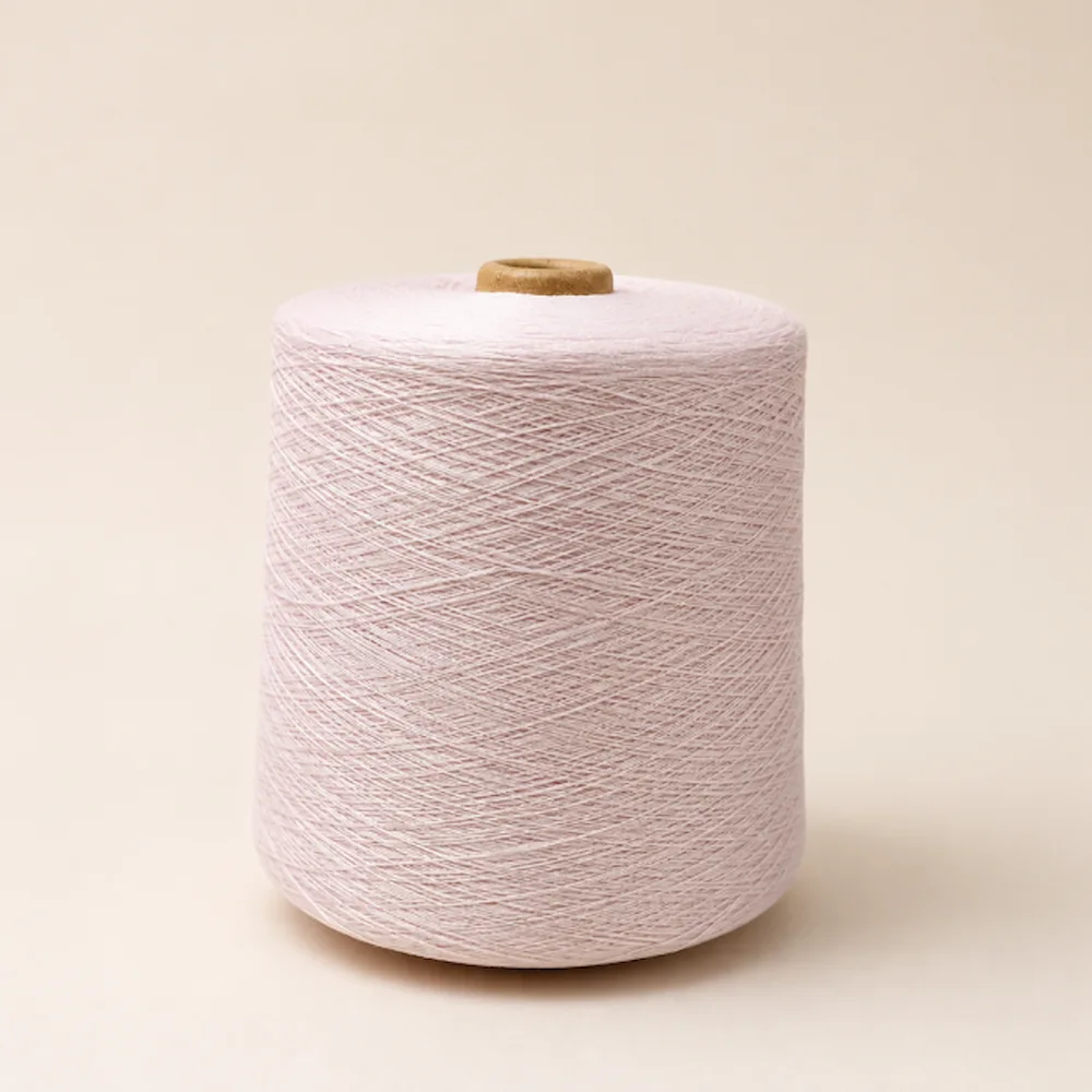 Cone sợi cotton mercerized Ne 30/2 dạng đứng trên nền sáng