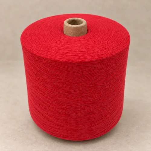 Cone sợi cotton mercerized nhuộm màu đỏ dạng đứng trên nền trung tính