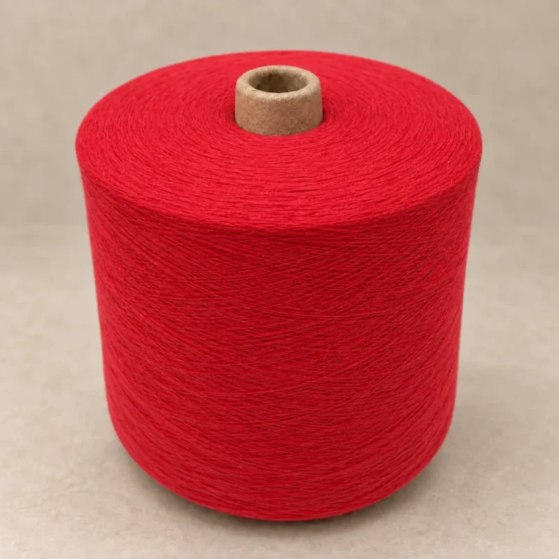 Cone sợi cotton mercerized nhuộm màu đỏ dạng đứng Cone sợi cotton mercerized nhuộm màu đỏ dạng đứng trên nền trung tính