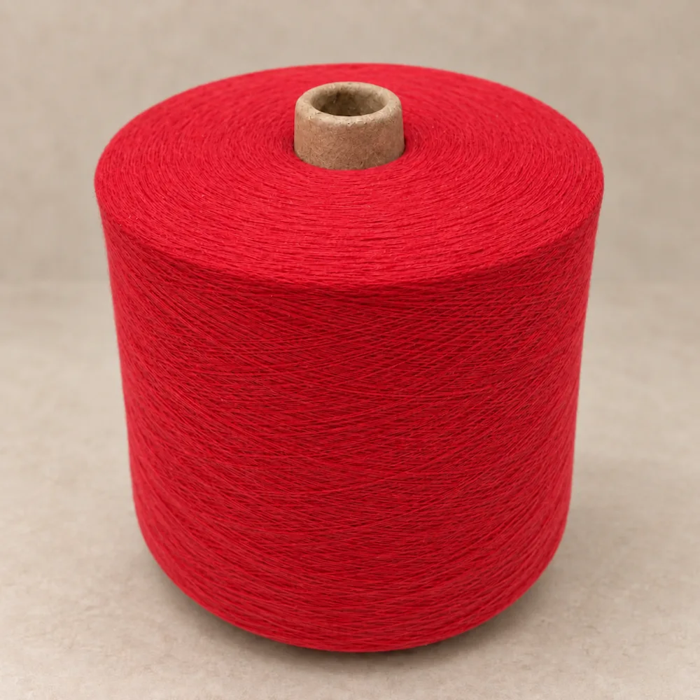Cone sợi cotton mercerized nhuộm màu đỏ dạng đứng trên nền trung tính