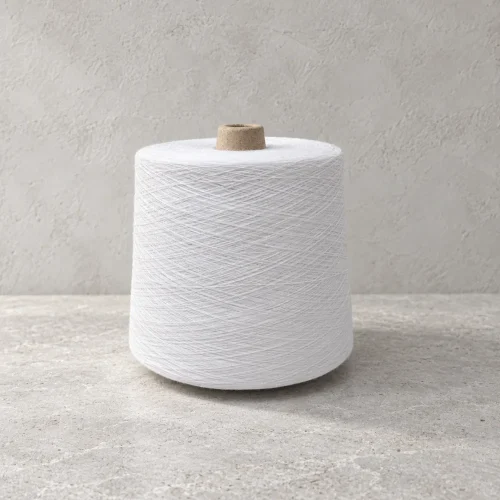 Cone sợi trắng dựng đứng trên mặt bàn xám