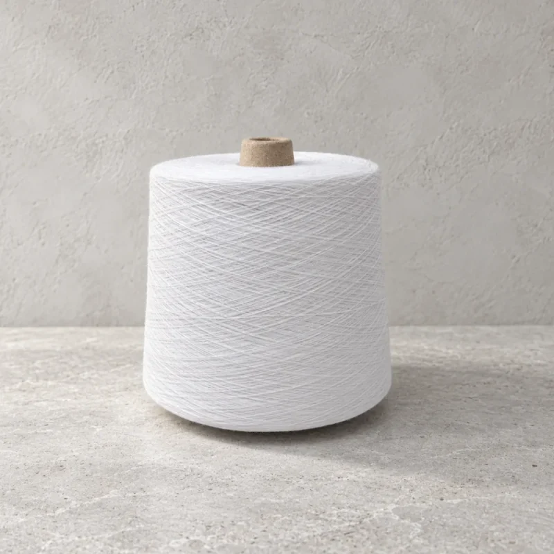 Cone sợi màu trắng Cone sợi trắng dựng đứng trên mặt bàn xám