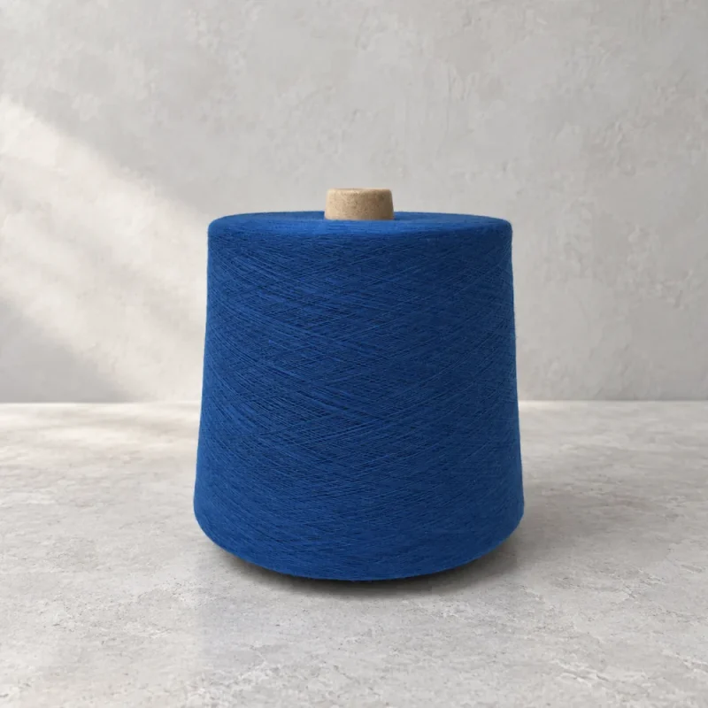 Cone sợi màu xanh dương Cone sợi xanh dương dựng đứng trên mặt bàn xám