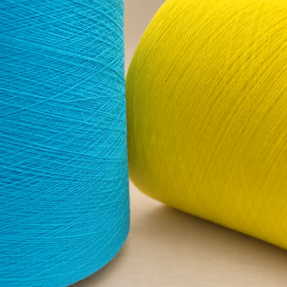 Cận cảnh hai cone sợi tre 100% nhuộm màu xanh cyan và vàng
