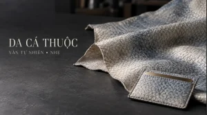 Tấm da cá thuộc có vân vảy tự nhiên trên bàn xử lý da