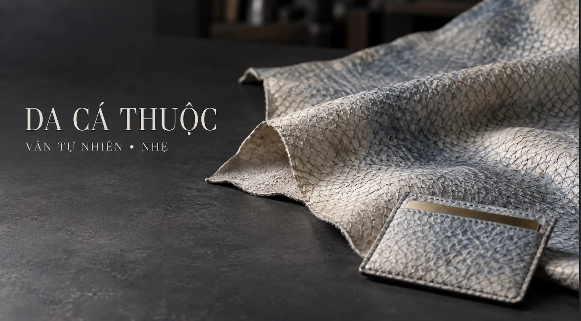Tấm da cá thuộc có vân vảy tự nhiên trên bàn xử lý da