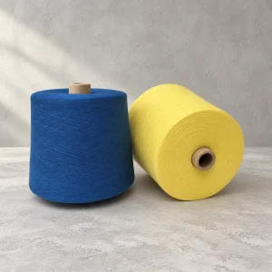 Hai cone sợi màu xanh dương và vàng Cone sợi xanh dương dựng đứng cạnh cone sợi vàng đặt nằm ngang
