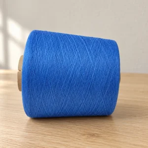 Cận cảnh bề mặt sợi cotton mercerized 80S/2 màu xanh nhạt với các vòng quấn chéo.