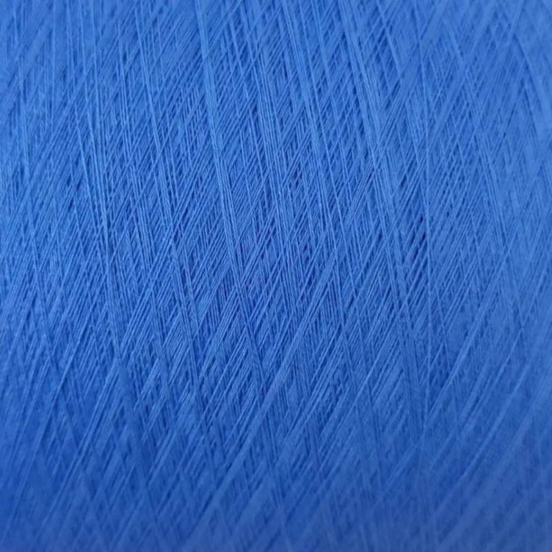 Bề mặt sợi cotton mercerized Ne 30/2 màu xanh Cận cảnh bề mặt sợi cotton mercerized Ne 30/2 màu xanh với các vòng quấn chéo.