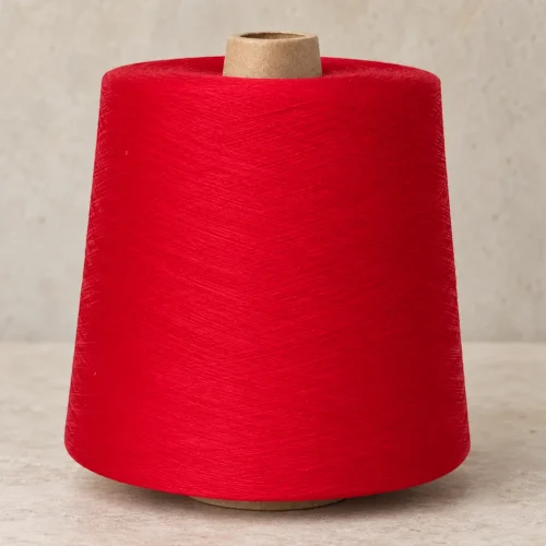 Cone sợi cotton nhuộm đỏ đặt thẳng đứng