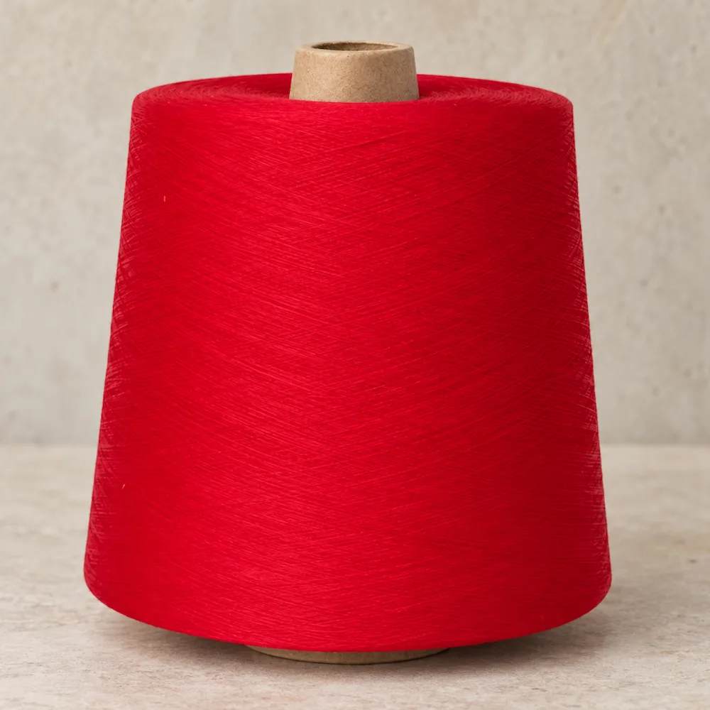 Cone sợi cotton nhuộm đỏ đặt thẳng đứng
