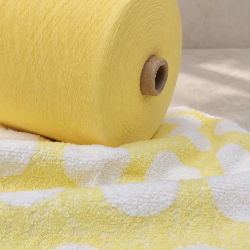 Cone sợi cotton vàng cạnh mẫu dệt vàng trắng