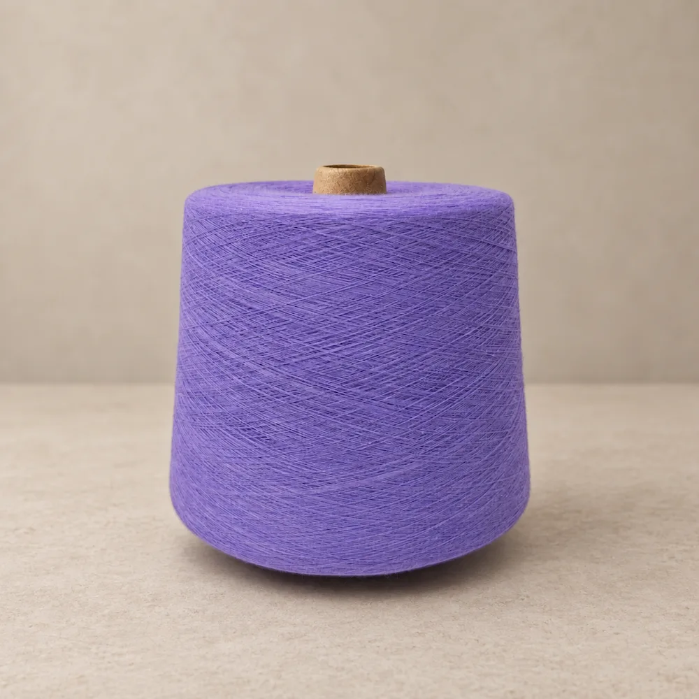 Cone sợi cotton 100% chải kỹ Ne 20s/1 Ring Spun màu tím trên nền be
