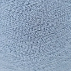 Cone sợi cotton mercerized 80S/2 màu xanh nhạt đặt nằm ngang, nhìn rõ lõi giấy.