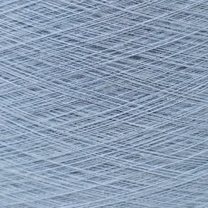 Chi tiết bề mặt sợi cotton mercerized màu xanh nhạt Cận cảnh các đường sợi màu xanh nhạt quấn chéo theo nhiều hướng
