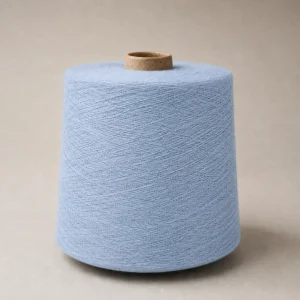 Cuộn sợi cotton mercerized màu xanh nhạt màu xanh nhạtCuộn sợi màu xanh nhạt dạng côn đặt đứng, có lõi giấy nhô lên ở giữa