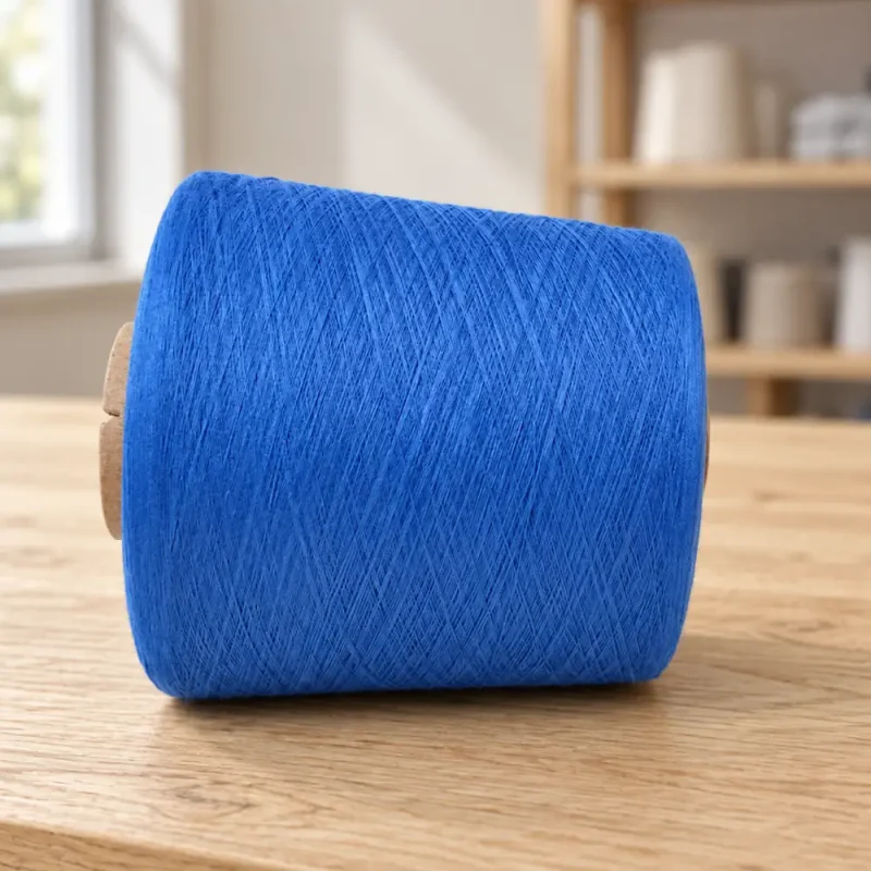 Cone sợi cotton mercerized Ne 30/2 đặt ngang Cone sợi cotton chải kỹ mercerized Ne 30/2 màu xanh đặt nằm ngang trên mặt gỗ.