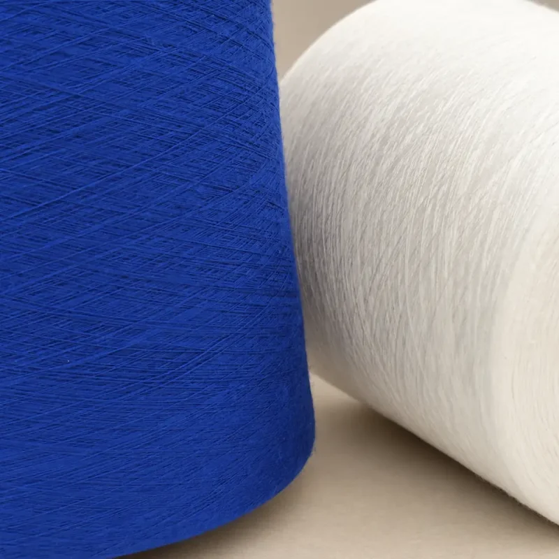 Bề mặt sợi tre Ring Spun màu xanh và trắng trên hai cone