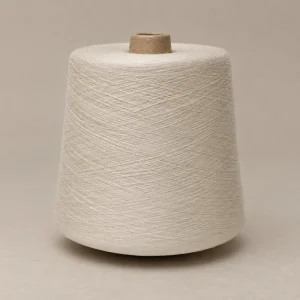 Cận cảnh bề mặt sợi tre 100% Ring Spun màu trắng trên cuộn sợi