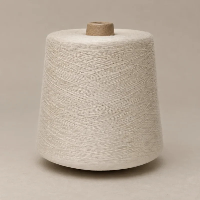 Cận cảnh bề mặt sợi tre 100% Ring Spun màu trắng trên cuộn sợi