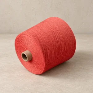 Cone sợi nhuộm màu đỏ với bề mặt sợi quấn đều